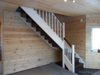 Деревянная лестница в коттедж с одним поворотом